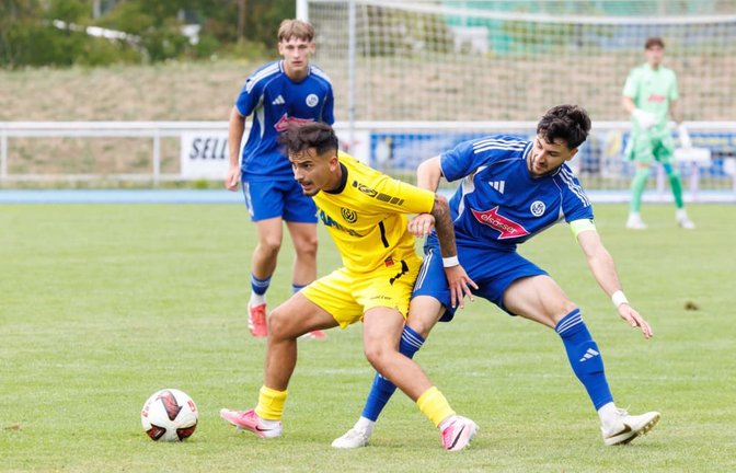 Ein klares 4:1 gegen den ambitionierten SV Waldhausen (in Gelb): Gianluca Gamuzza (re.) und der VfL Sindelfingen grüßen in der Tabelle weiterhin von ganz oben.<span class='image-autor'>Stefanie Schlecht</span>