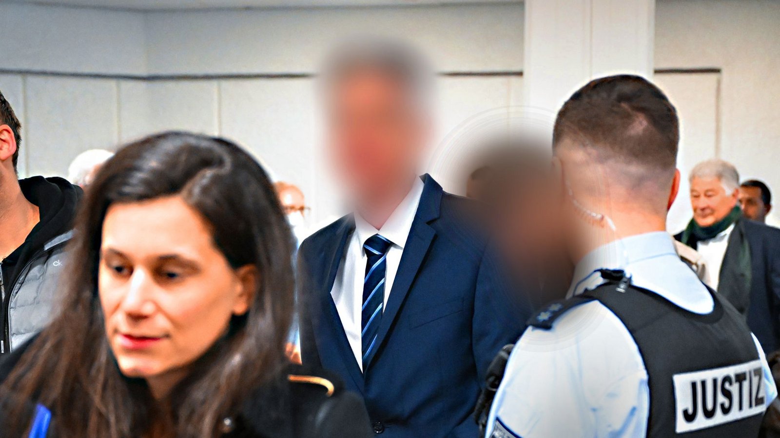 Der Angeklagte (Mitte), der inzwischen suspendierte Inspekteur der Polizei, mit seiner Anwältin im Gerichtssaal.Foto: dpa/Bernd Weißbrod