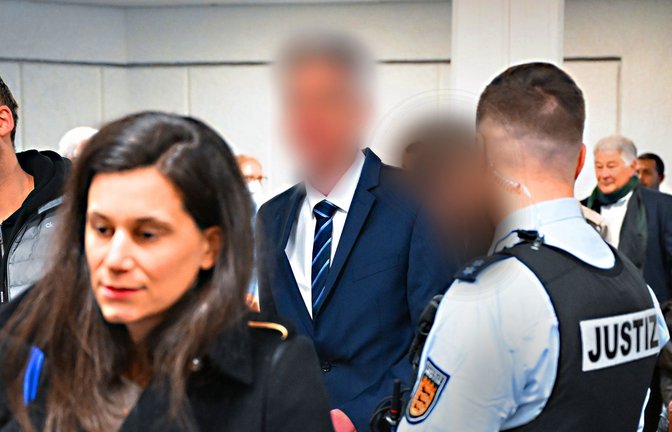 Der Angeklagte (Mitte), der inzwischen suspendierte Inspekteur der Polizei, mit seiner Anwältin im Gerichtssaal.<span class='image-autor'>Foto: dpa/Bernd Weißbrod</span>