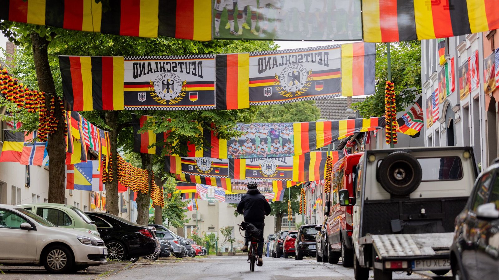 Viele Fans wären sicherlich froh, wenn Deutschland das nächste Spiel "ziehen" würde. (Illustration)Foto: Rolf Vennenbernd/dpa