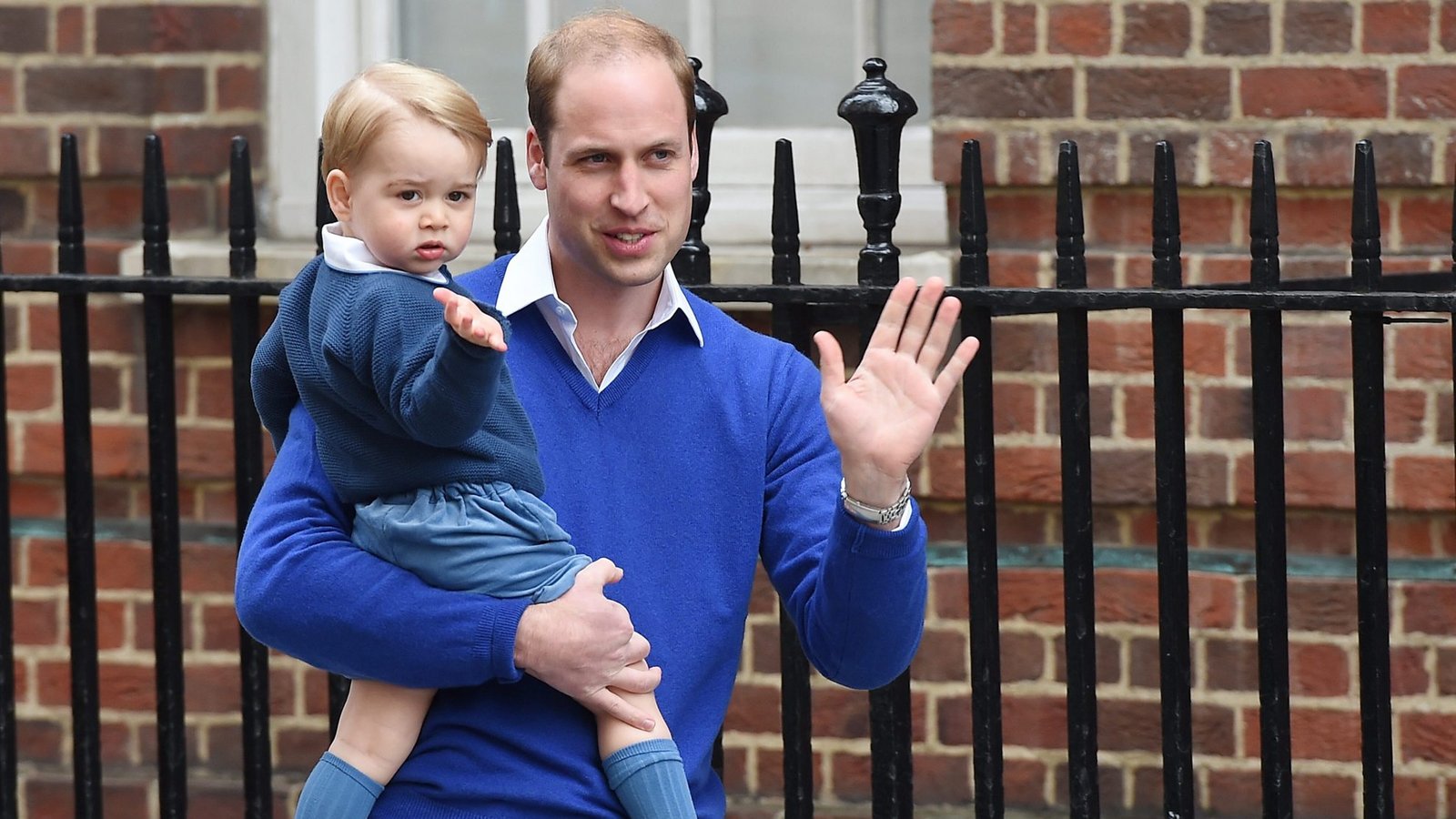 Mit Söhnchen George besucht Prinz William seine Frau Catherine und die neugeborene Charlotte im St. Mary's Hospital in London.Foto: picture alliance / dpa | Andy Rain