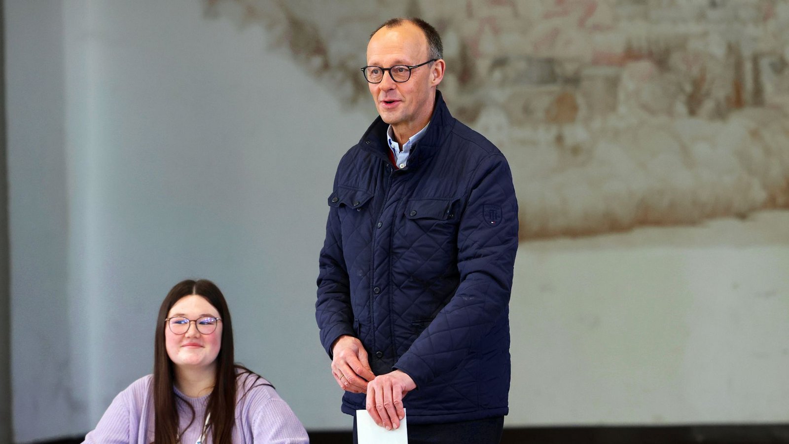 Friedrich Merz gut gelaunt bei der Stimmabgabe in seinem hochsauerländischen Wahlkreis.Foto: dpa/Oliver Berg