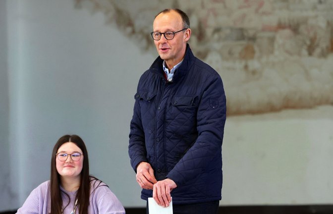 Friedrich Merz gut gelaunt bei der Stimmabgabe in seinem hochsauerländischen Wahlkreis.<span class='image-autor'>Foto: dpa/Oliver Berg</span>