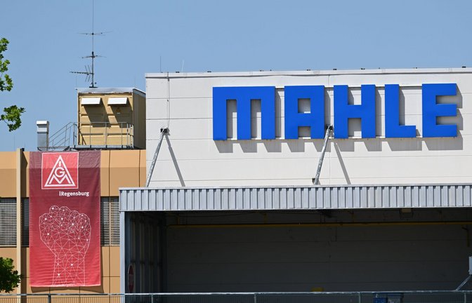 Ein Banner der IG Metall hängt am Werk des Autozulieferers Mahle.<span class='image-autor'>Foto: Sven Hoppe/dpa</span>