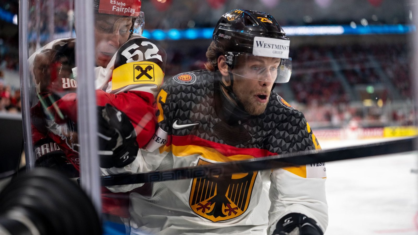 Leon Hüttel (r) kämpft mit dem Österreicher Paul Huber um den Puck.Foto: Claudio Thoma/KEYSTONE/dpa Leon Hüttel (r) kämpft mit dem Österreicher Paul Huber um den Puck.Foto: Claudio Thoma/KEYSTONE/dpa