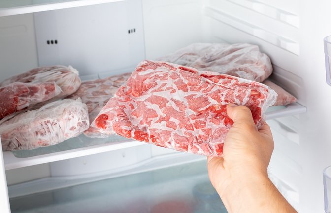 Fleisch sollte im Kühlschrank aufgetaut werden. Wenn es schneller gehen soll, gibt es diese Möglichkeiten.<span class='image-autor'>Foto: Ahanov Michael / Shutterstock.com</span>