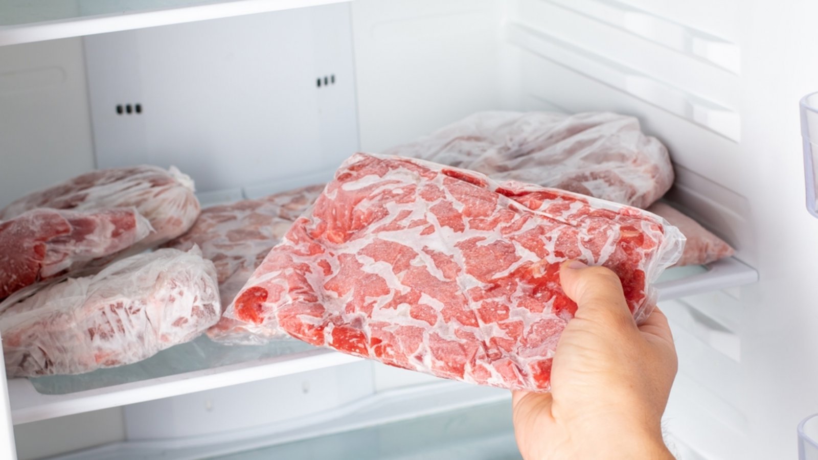 Fleisch sollte im Kühlschrank aufgetaut werden. Wenn es schneller gehen soll, gibt es diese Möglichkeiten.Foto: Ahanov Michael / Shutterstock.com Fleisch sollte im Kühlschrank aufgetaut werden. Wenn es schneller gehen soll, gibt es diese Möglichkeiten.Foto: Ahanov Michael / Shutterstock.com