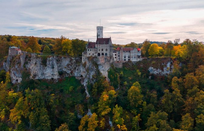 Stolz und romantisch thront Schloss Lichtenstein auf einem Felsen.<span class='image-autor'>Foto: IMAGO//Frolova_Elenax</span>