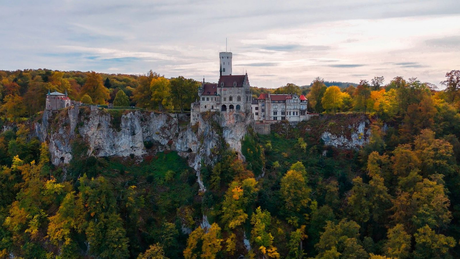Stolz und romantisch thront Schloss Lichtenstein auf einem Felsen.Foto: IMAGO//Frolova_Elenax Stolz und romantisch thront Schloss Lichtenstein auf einem Felsen.Foto: IMAGO//Frolova_Elenax