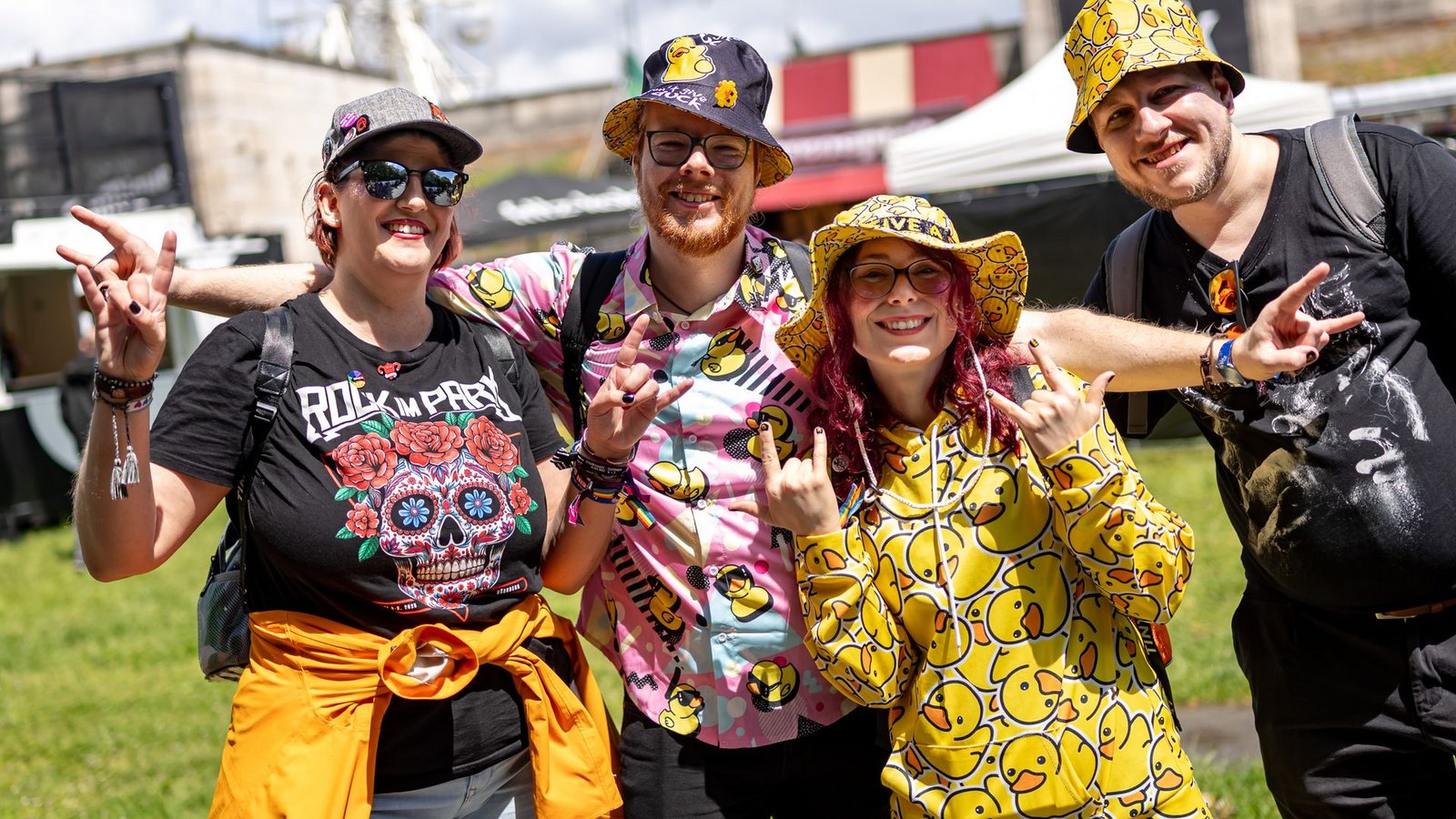 Der erste Festivaltag in Nürnberg startete mit Regen. Danach war das Wetter wechselhaft, die Laune der Fans aber gut.Foto: Daniel Karmann/dpa Der erste Festivaltag in Nürnberg startete mit Regen. Danach war das Wetter wechselhaft, die Laune der Fans aber gut.Foto: Daniel Karmann/dpa