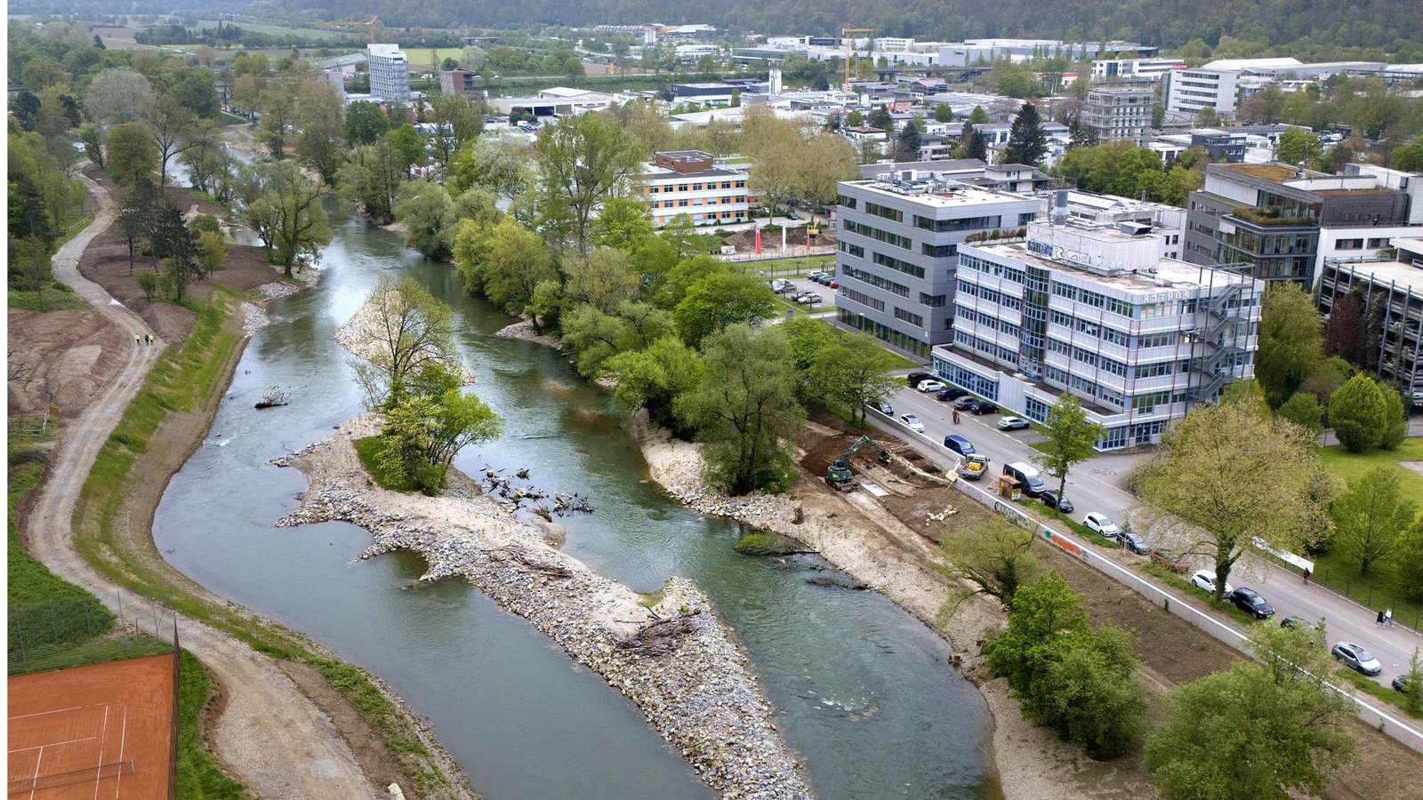Die Insel mit dem Baum war einmal Ufer, der Teil links davon wurde abgebaggert.Foto: Horst Haas