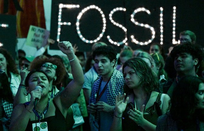 Protest in Dubai: Bei der COP 28 wurde nicht der sofortige Ausstieg aus fossilen Energien beschlossen, sondern ein Übergang.<span class='image-autor'>Foto: dpa/Hannes P. Albert</span>