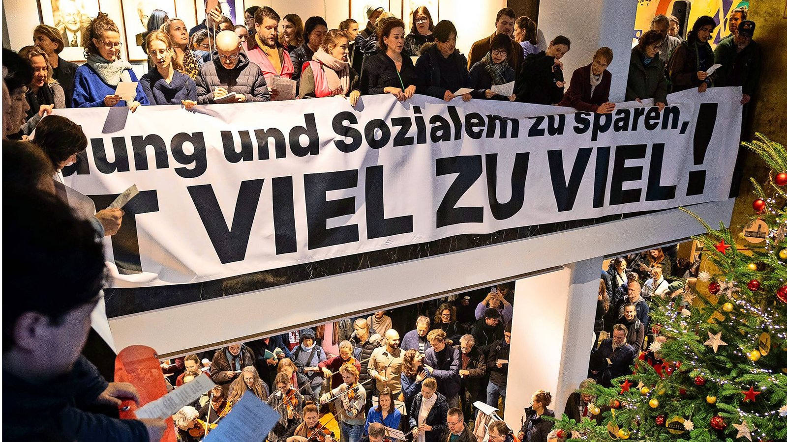Mitglieder des Staatsorchesters und des Stuttgarter Opernchores haben am 10. Dezember mit einer „musikalischen Intervention“ im Rathaus Stuttgart gegen die geplanten Kürzungen protestiert.Foto: Lichtgut/Julian Rettig Mitglieder des Staatsorchesters und des Stuttgarter Opernchores haben am 10. Dezember mit einer „musikalischen Intervention“ im Rathaus Stuttgart gegen die geplanten Kürzungen protestiert.Foto: Lichtgut/Julian Rettig
