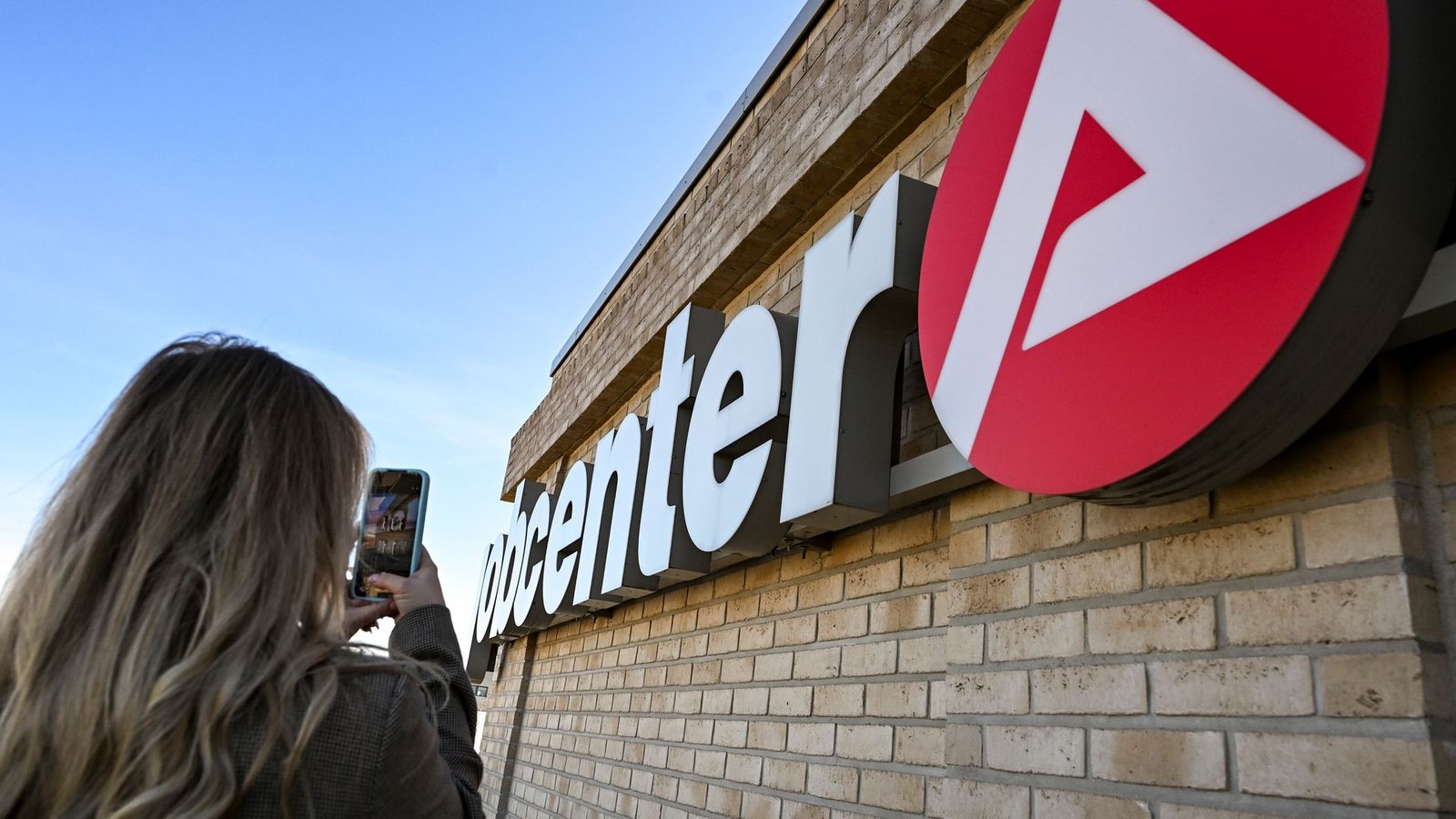 Die neue Weisung an die Jobcenter greift zum 1. Juli - dann tritt auch die Reform des bisherigen Bürgergelds in Kraft, das künftig Grundsicherung heißt. (Symbolbild)Foto: Jens Kalaene/dpa