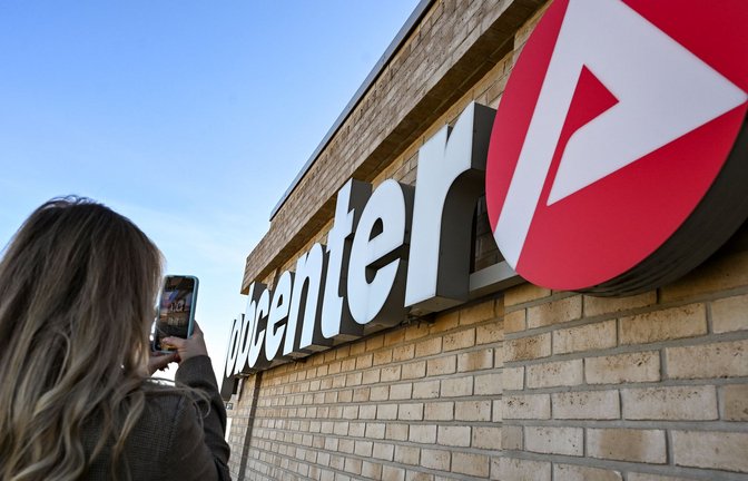 Die neue Weisung an die Jobcenter greift zum 1. Juli - dann tritt auch die Reform des bisherigen Bürgergelds in Kraft, das künftig Grundsicherung heißt. (Symbolbild)<span class='image-autor'>Foto: Jens Kalaene/dpa</span>