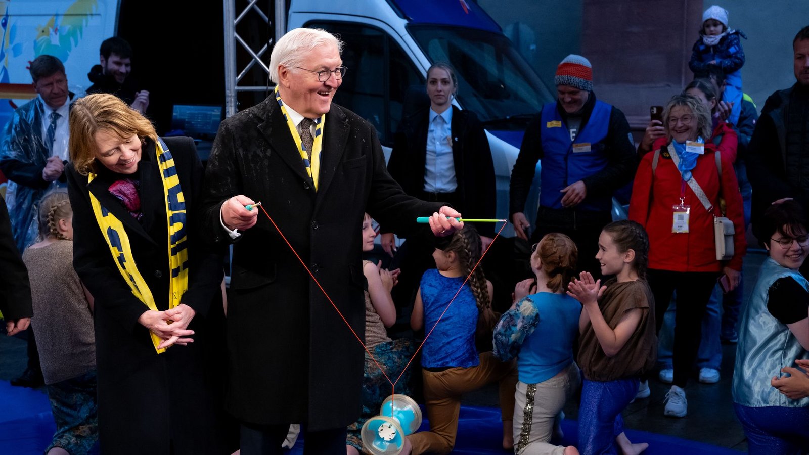 Elke Büdenbender und Bundespräsident Frank-Walter Steinmeier besuchen nach der offiziellen Eröffnung des 104. Deutschen Katholikentags in Würzburg bei einem Rundgang den Kinderzirkus "Blamage".Foto: Sven Hoppe/dpa Elke Büdenbender und Bundespräsident Frank-Walter Steinmeier besuchen nach der offiziellen Eröffnung des 104. Deutschen Katholikentags in Würzburg bei einem Rundgang den Kinderzirkus "Blamage".Foto: Sven Hoppe/dpa