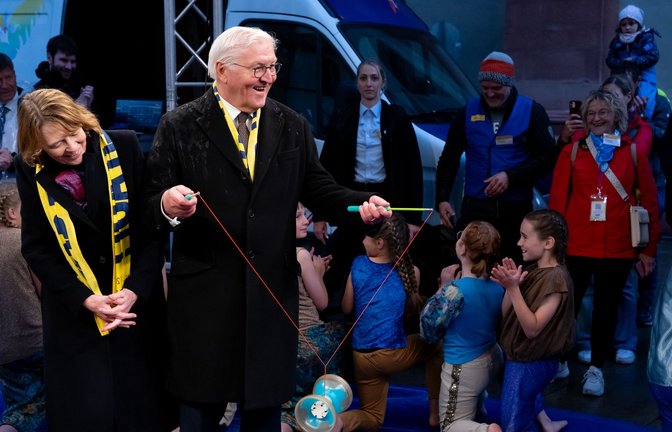 Elke Büdenbender und Bundespräsident Frank-Walter Steinmeier besuchen nach der offiziellen Eröffnung des 104. Deutschen Katholikentags in Würzburg bei einem Rundgang den Kinderzirkus "Blamage".<span class='image-autor'>Foto: Sven Hoppe/dpa</span>