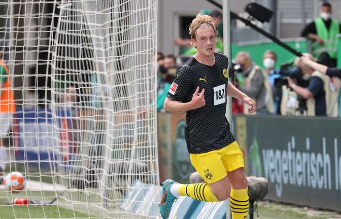 Der Dortmunder Julian Brandt dreht nach seinem Treffer zum 1:0 in Fürth am Tor ab.<span class='image-autor'>Foto: Daniel Karmann/dpa</span>