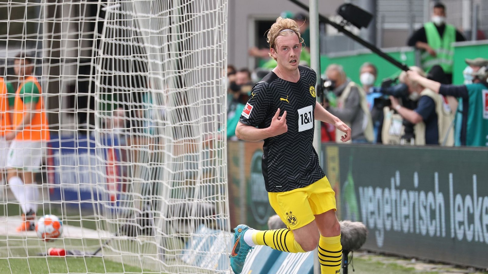 Der Dortmunder Julian Brandt dreht nach seinem Treffer zum 1:0 in Fürth am Tor ab.Foto: Daniel Karmann/dpa