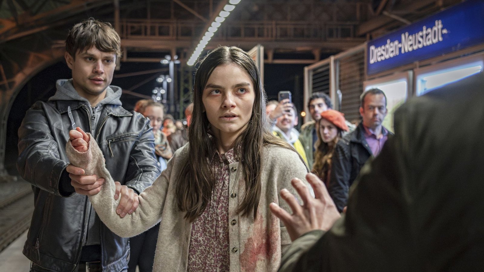 Die verwirrte und verletzte Amanda (Emilie Neumeister) wird am Bahnhof von Passanten überwältigt. Sie führt ein mit Blut verschmiertes  ein Skalpell mit sich.Foto: MDR/MadeFor/Steffen Junghans