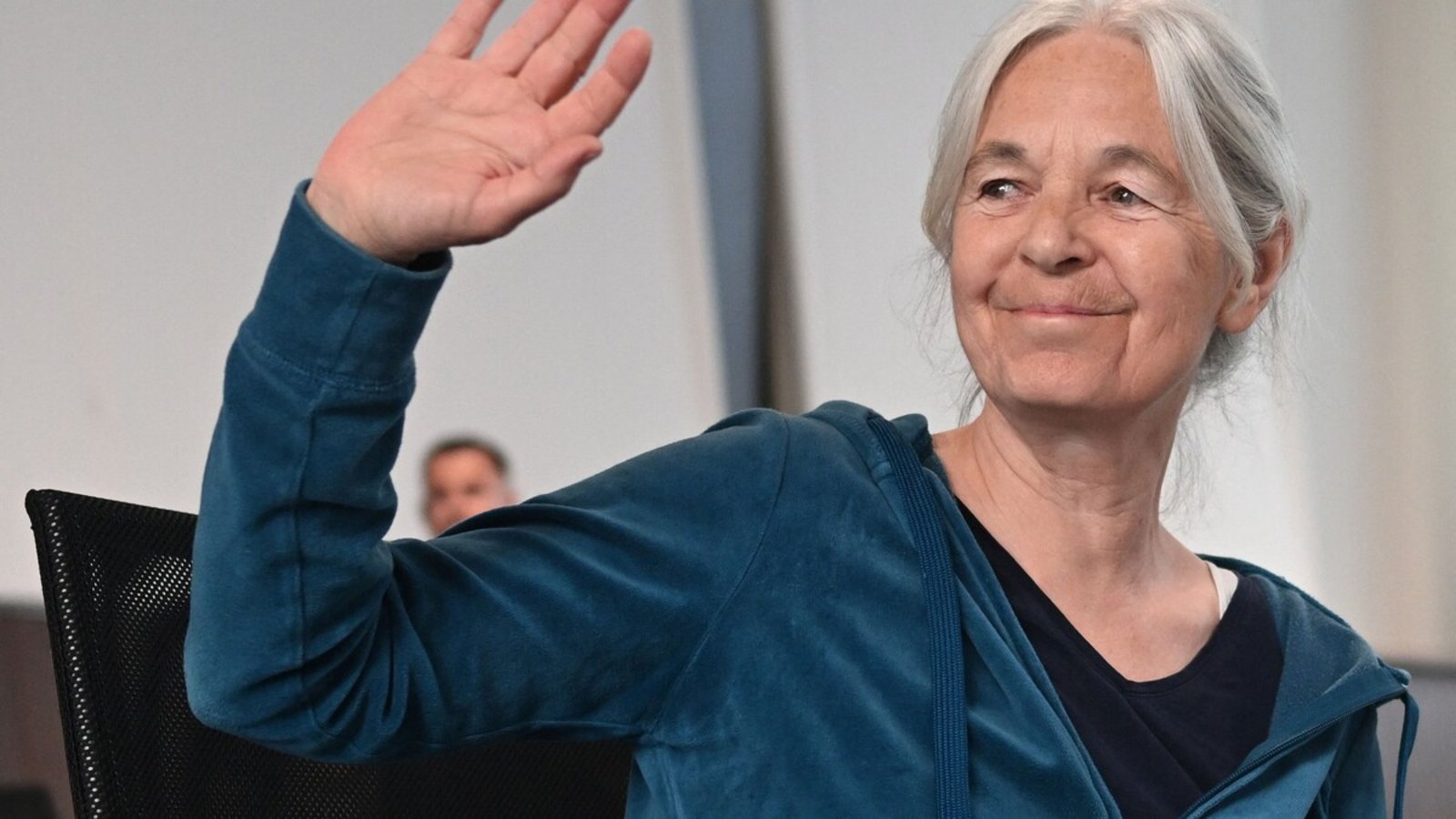 Daniela Klette zeigt bei der Urteilsverkündung ihr freundliches Gesicht.Foto: SINA SCHULDT/AFP
