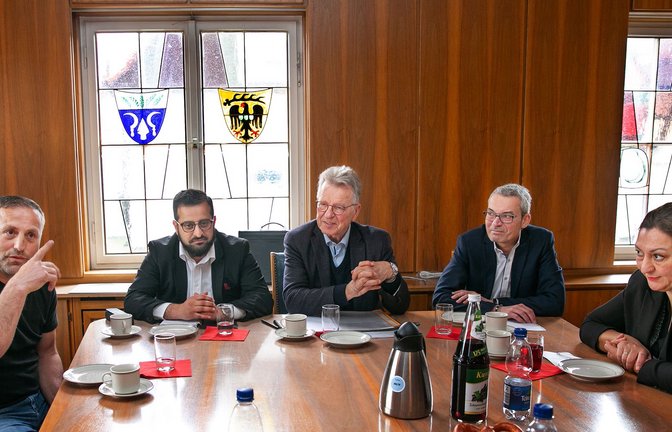 Die beiden kritisierten SPD-Kandidaten Hasan A. (linker Bildrand) und Müesser K. (rechter Bildrand). Am Tischende  SPD-Ortsvereinschef Sarmed Munir, Fraktionschef Walter Bauer und Stadtrat Frank Schwemmle (von links nach rechts)<span class='image-autor'>Foto: Ines Rudel/Ines Rudel</span>