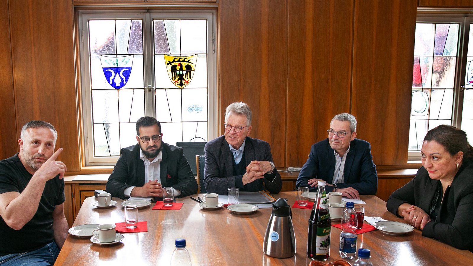 Die beiden kritisierten SPD-Kandidaten Hasan A. (linker Bildrand) und Müesser K. (rechter Bildrand). Am Tischende SPD-Ortsvereinschef Sarmed Munir, Fraktionschef Walter Bauer und Stadtrat Frank Schwemmle (von links nach rechts)Foto: Ines Rudel/Ines Rudel Die beiden kritisierten SPD-Kandidaten Hasan A. (linker Bildrand) und Müesser K. (rechter Bildrand). Am Tischende SPD-Ortsvereinschef Sarmed Munir, Fraktionschef Walter Bauer und Stadtrat Frank Schwemmle (von links nach rechts)Foto: Ines Rudel/Ines Rudel