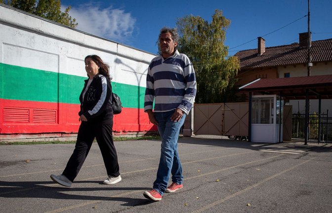 Bulgarien hat ein neues Parlament gewählt. Hier kommt ein Ehepaar zur Stimmabgabe in ein Wahllokal in Bankya.<span class='image-autor'>Foto: Visar Kryeziu/AP/dpa</span>