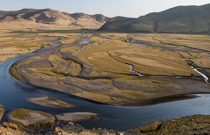 Steppenland am Fluß Orkhon in der Wüste Gobi, Mongolei: Eine große Artenvielfalt fördert die Zersetzung toter Pflanzenteile,Sdie der „Treibstoff“ der CO2- und Stickstoffkreisläufe in der Natur sind.<span class='image-autor'>Foto: Imago/Pathermedia</span>