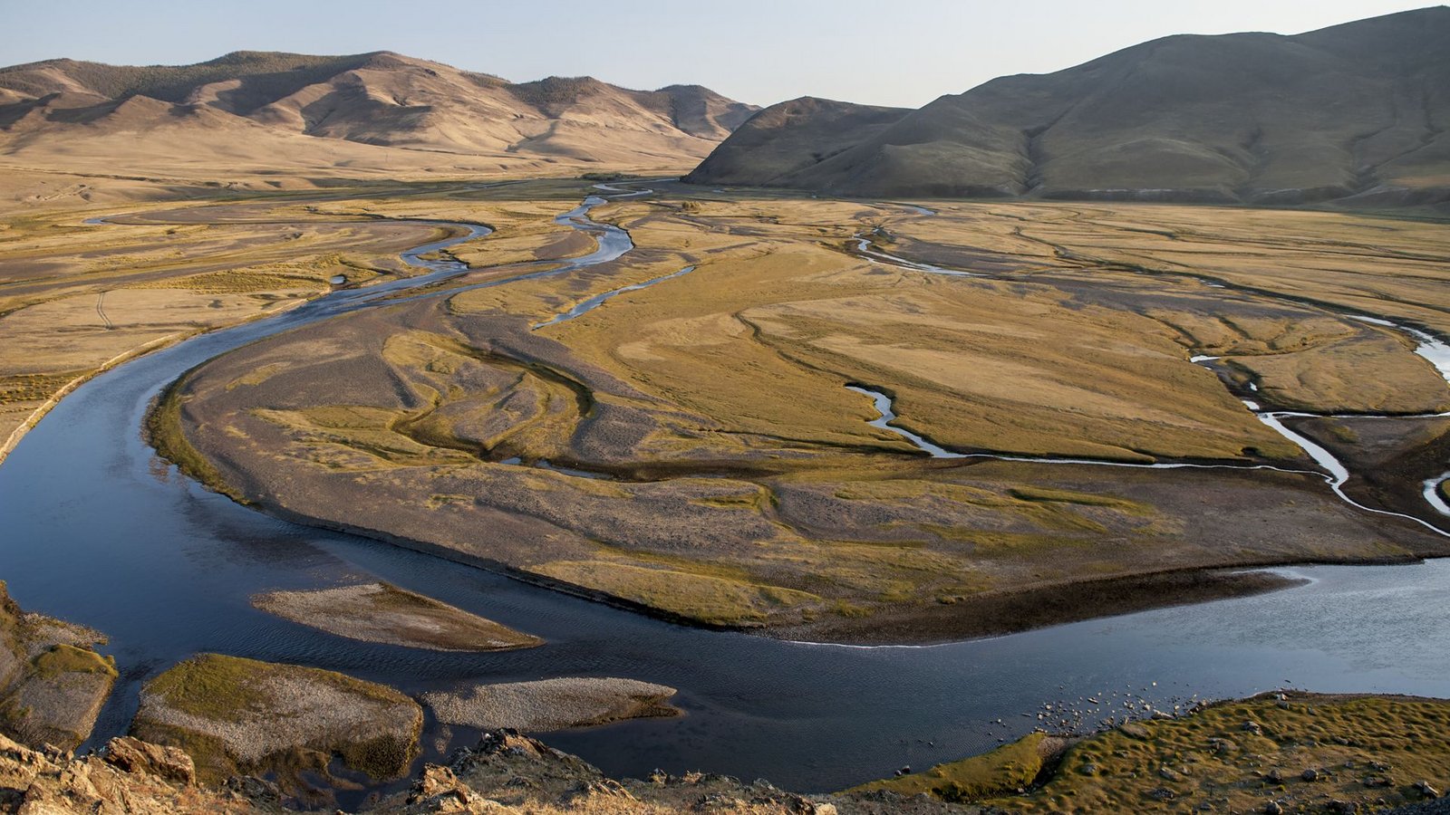 Steppenland am Fluß Orkhon in der Wüste Gobi, Mongolei: Eine große Artenvielfalt fördert die Zersetzung toter Pflanzenteile,Sdie der „Treibstoff“ der CO2- und Stickstoffkreisläufe in der Natur sind.Foto: Imago/Pathermedia