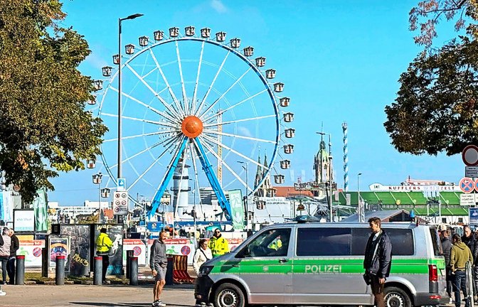 Verwaiste Wiesn: Bis 17.30 Uhr blieb das Oktoberfest geschlossen.<span class='image-autor'>Foto: Christof Rührmair/dpa</span>