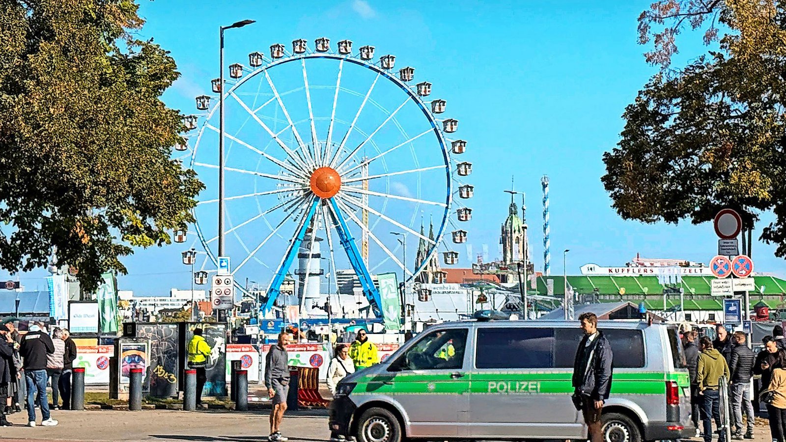 Verwaiste Wiesn: Bis 17.30 Uhr blieb das Oktoberfest geschlossen.Foto: Christof Rührmair/dpa Verwaiste Wiesn: Bis 17.30 Uhr blieb das Oktoberfest geschlossen.Foto: Christof Rührmair/dpa