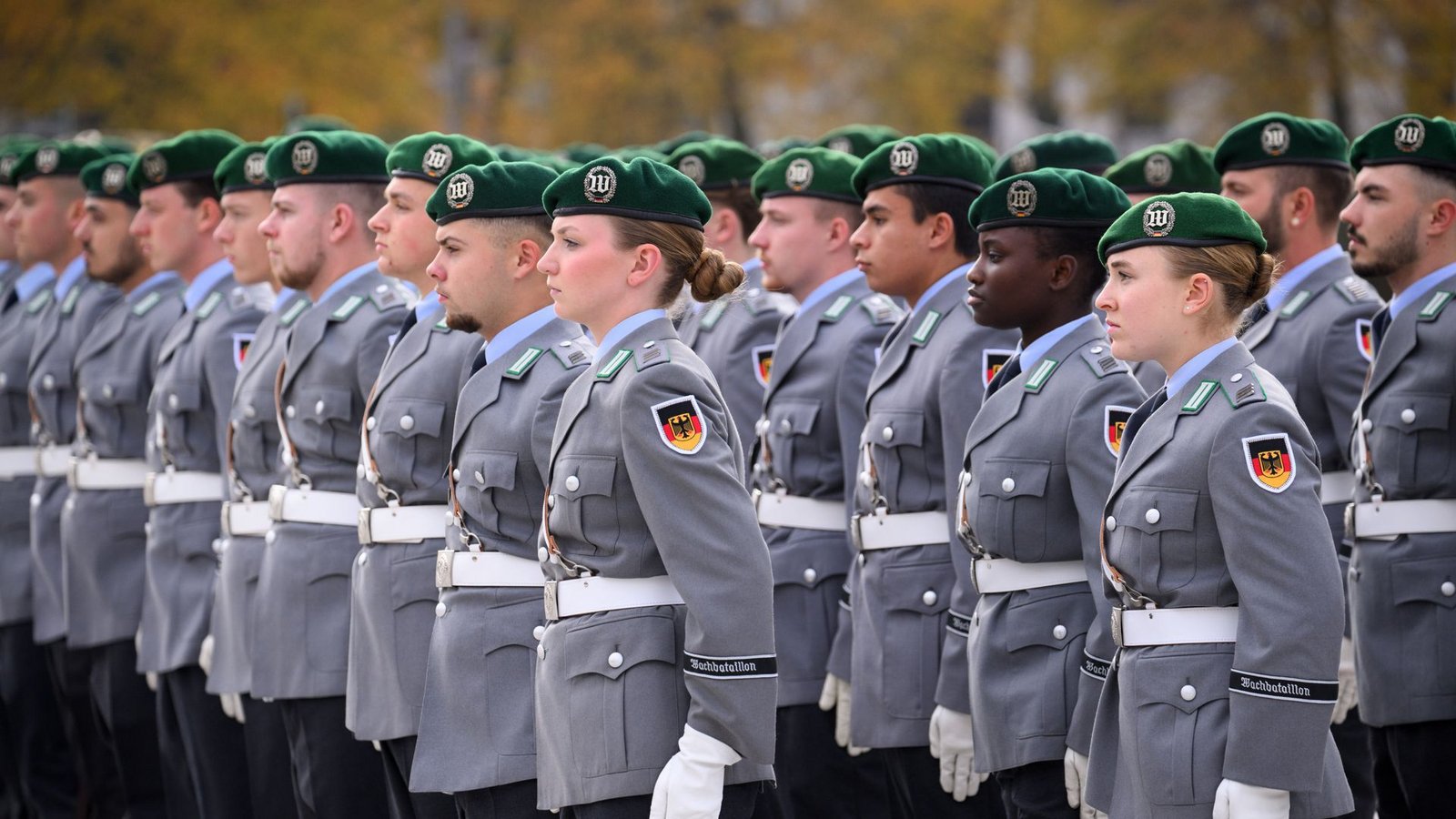 Neue „Ausgehuniformen“ für die Bundeswehr sollen insgesamt 825 Millionen Euro kosten.Foto: dpa/Bernd von Jutrczenka Neue „Ausgehuniformen“ für die Bundeswehr sollen insgesamt 825 Millionen Euro kosten.Foto: dpa/Bernd von Jutrczenka