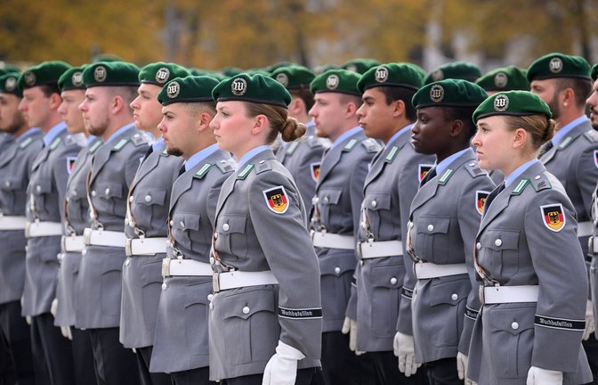 Neue „Ausgehuniformen“ für die Bundeswehr sollen insgesamt 825 Millionen Euro kosten.<span class='image-autor'>Foto: dpa/Bernd von Jutrczenka</span>