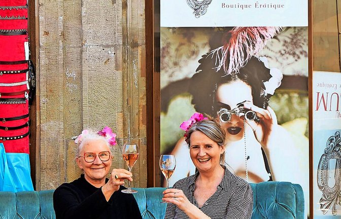 Alexandra Steinmann (links) und Mascha Hülsewig vor ihrem neuen Geschäft im Leonhardsviertel. Alexandra Steinmann (links) und Mascha Hülsewig vor ihrem neuen Geschäft im Leonhardsviertel.<span class='image-autor'>Foto: /Alexandra Klein</span>