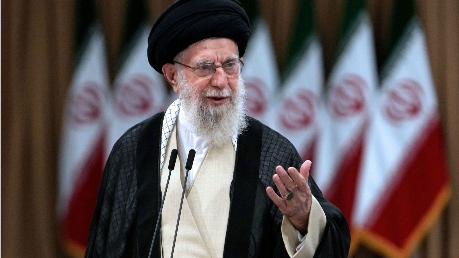 Irans Regimechef Ajatollah Ali Chamenei warnt Amerika davor, anzugreifen.Foto: Vahid Salemi/AP/dpa Irans Regimechef Ajatollah Ali Chamenei warnt Amerika davor, anzugreifen.Foto: Vahid Salemi/AP/dpa