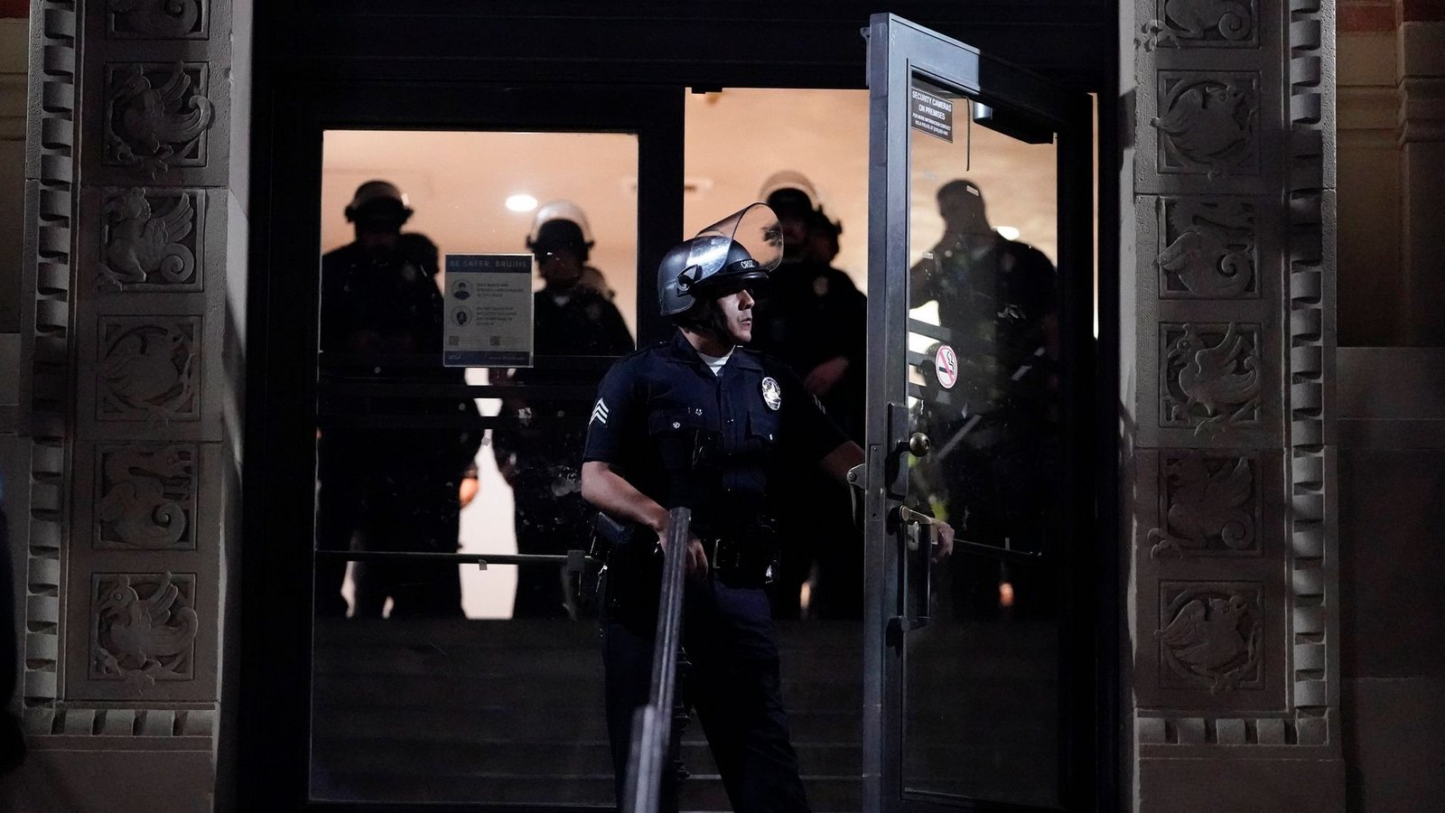 Polizei auf dem UCLA-Campus in der Nähe eines von pro-palästinensischen Demonstranten errichteten Lagers.Foto: Ryan Sun/AP/dpa
