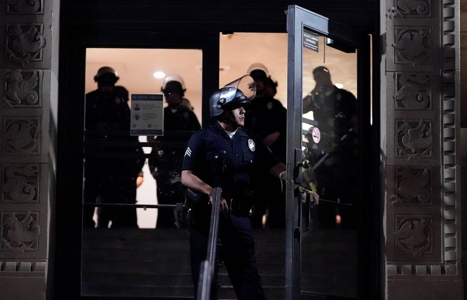 Polizei auf dem UCLA-Campus in der Nähe eines von pro-palästinensischen Demonstranten errichteten Lagers.<span class='image-autor'>Foto: Ryan Sun/AP/dpa</span>