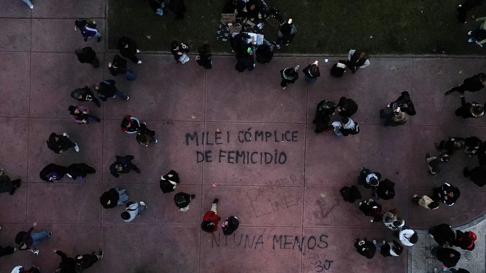 Demonstranten gehen in Buenos Aires in der Nähe eines Schriftzugs "Milei femicide accomplice" (Milei Frauenmord Mittäter), der sich auf Präsident Javier Milei bezieht, während eines Marsches zum Jahrestag der Frauenbewegung "Ni Una Menos" (Nicht eine weniger).Foto: Natacha Pisarenko/AP/dpa Demonstranten gehen in Buenos Aires in der Nähe eines Schriftzugs "Milei femicide accomplice" (Milei Frauenmord Mittäter), der sich auf Präsident Javier Milei bezieht, während eines Marsches zum Jahrestag der Frauenbewegung "Ni Una Menos" (Nicht eine weniger).Foto: Natacha Pisarenko/AP/dpa