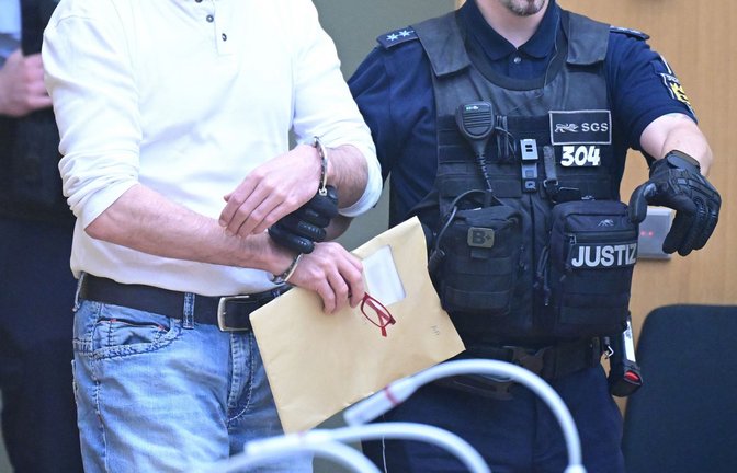 Verbindungsoffizier zur ominösen Allianz aus Trump, Putin, Xi und Außerirdischen: der selbst ernannte KSK-Oberleutnant und Pforzheimer Betrüger Marco van H.<span class='image-autor'>Foto: dpa/Bernd Weißbrod</span>