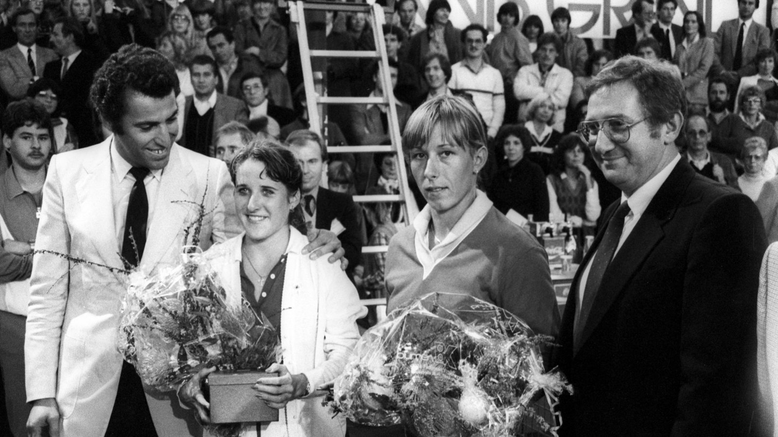 Der wichtigste Mann in Filderstadt aber war Turniergründer und Veranstalter Dieter Fischer (li.). Hier 1981 bei der Siegerehrung mit Tracy Austin und Martina Navratilova.Foto: imago