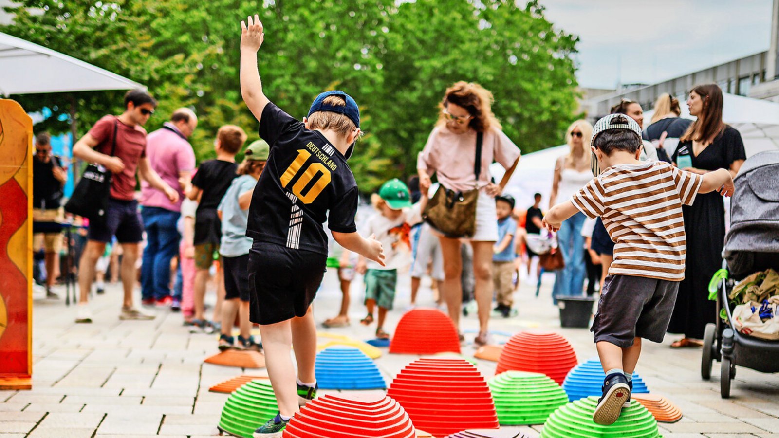 Stuttgart wurde im Ranking nach Kriterien wie Sicherheit und Freizeitgestaltung untersucht. Das Bild zeigt das Kinderfest der Stadt auf dem Marktplatz.Foto: Lichtgut/Christoph Schmidt Stuttgart wurde im Ranking nach Kriterien wie Sicherheit und Freizeitgestaltung untersucht. Das Bild zeigt das Kinderfest der Stadt auf dem Marktplatz.Foto: Lichtgut/Christoph Schmidt