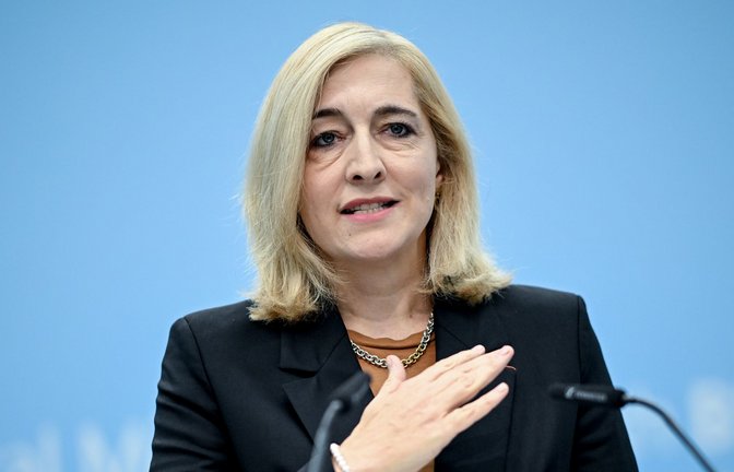 Bundesgesundheitsministerin Nina Warken  (CDU) wird das kleine Sparpaket durch den Bundesrat bringen.<span class='image-autor'>Foto: Britta Pedersen/dpa</span>