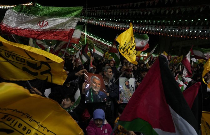 In Teheran  demonstrieren Tausende wegen  der  Tötung von Mitgliedern der iranischen Revolutionsgarden durch einen israelischen Luftangriff in  Damaskus.<span class='image-autor'>Foto: dpa/Vahid Salemi</span>