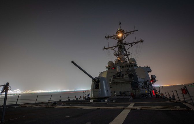 Der Lenkwaffenzerstörer USS Carney hat Mitte Dezember mehr als ein Dutzend Drohnen im Roten Meer abgeschossen, die von den von den Huthi kontrollierten Gebieten im Jemen aus gestartet waren.<span class='image-autor'>Foto: AFP/AARON LAU</span>