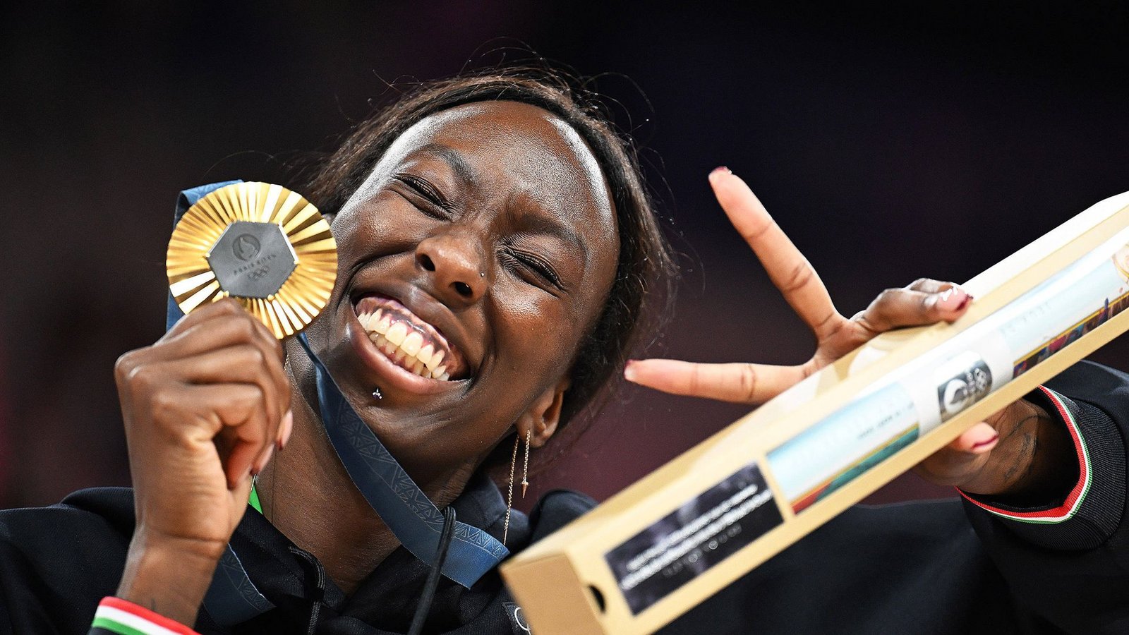 Paola Egonu präsentiert in Paris ihre Goldmedaille für Italien.Foto: IMAGO/Xinhua/IMAGO/Liu Dawei Paola Egonu präsentiert in Paris ihre Goldmedaille für Italien.Foto: IMAGO/Xinhua/IMAGO/Liu Dawei