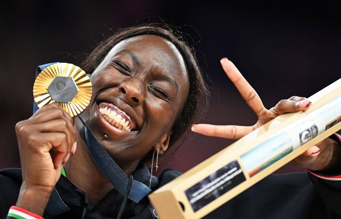 Paola Egonu präsentiert in Paris ihre Goldmedaille für Italien.<span class='image-autor'>Foto: IMAGO/Xinhua/IMAGO/Liu Dawei</span>