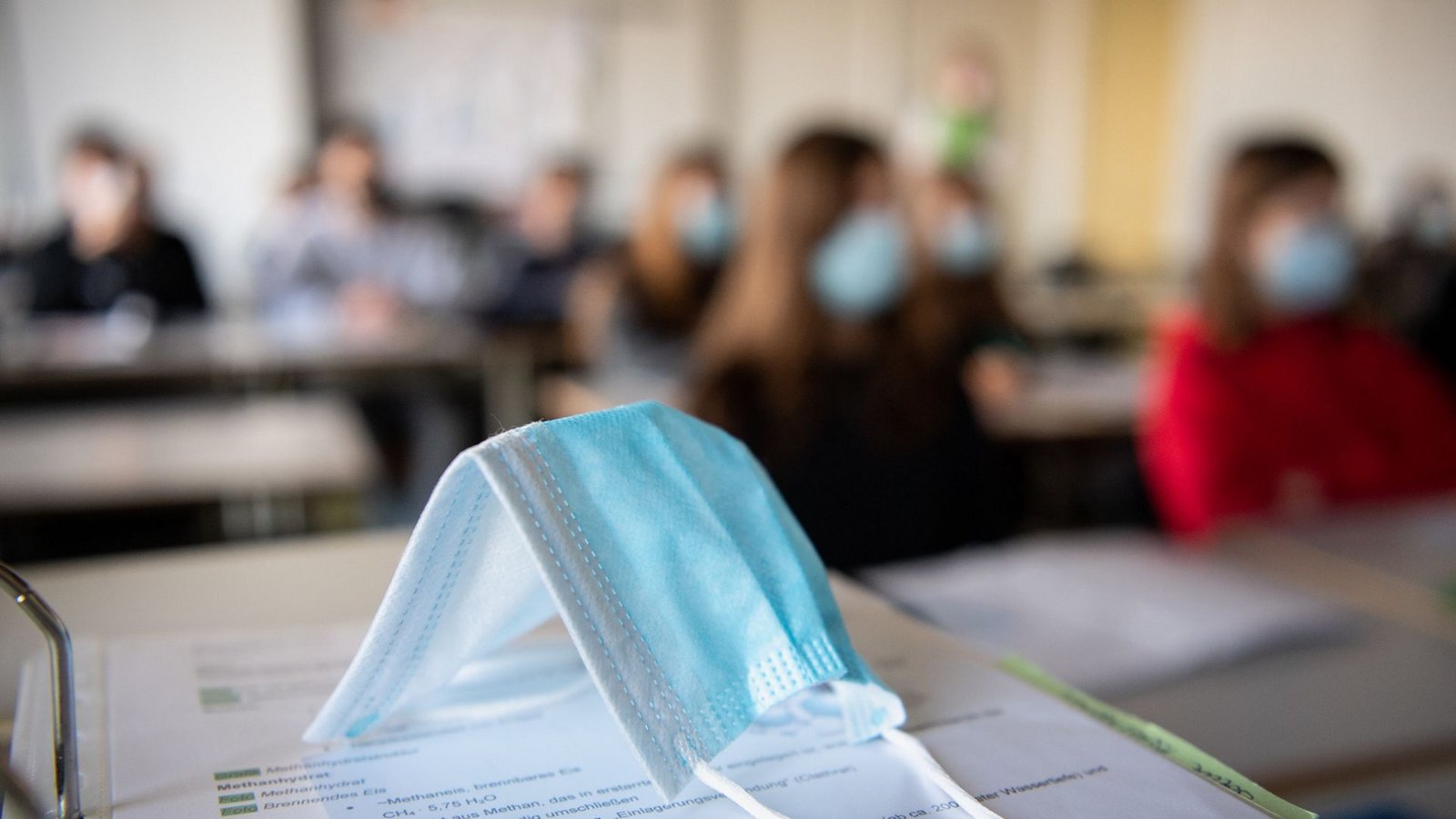 Während Corona galten besondere Vorschriften, auch in den Klassenzimmern. (Symbolbild)Foto: dpa/Matthias Balk Während Corona galten besondere Vorschriften, auch in den Klassenzimmern. (Symbolbild)Foto: dpa/Matthias Balk