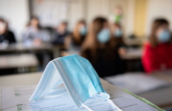 Während Corona galten besondere Vorschriften, auch in den Klassenzimmern. (Symbolbild)<span class='image-autor'>Foto: dpa/Matthias Balk</span>