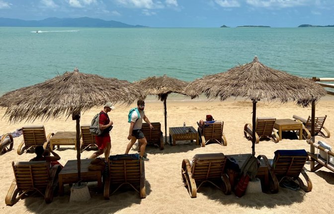 Urlauber liegen am Strand in Bophut auf der thailändischen Insel Koh Samui. Auf Koh Samui wird das Wasser knapp. Wegen einer anhaltenden Dürre und stark gesunkener Reserven haben die Behörden die Wasserversorgung rationiert.<span class='image-autor'>Carola Frentzen/dpa</span>